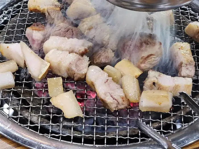 고기를 굽고 있는 직원