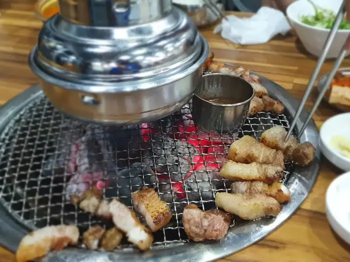 숯불 위에서 먹음직스럽게 익어가는 흑돼지