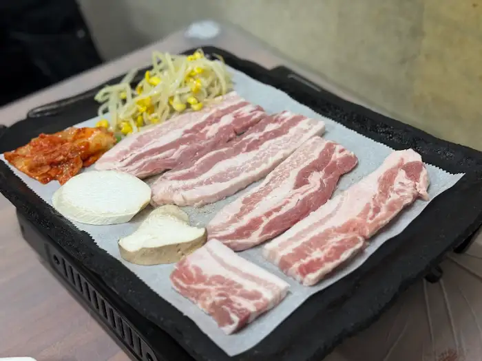 정육점에서 바로 나온 신선한 삼겹살 덩어리