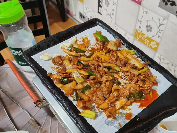 매콤하게 양념된 불고기 또는 고추장 구이 요리