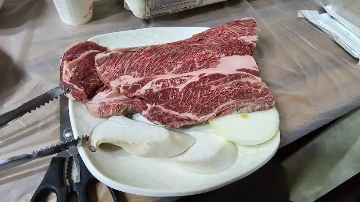 신선한 소고기 부위가 담긴 접시