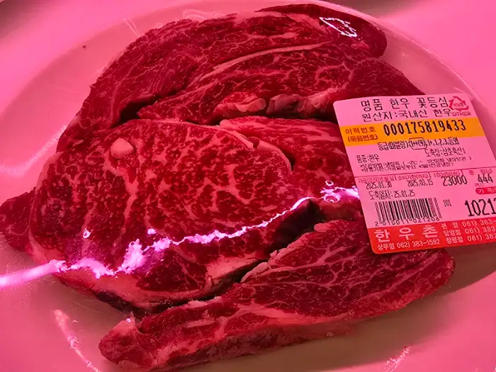 마블링 좋은 소고기 덩어리