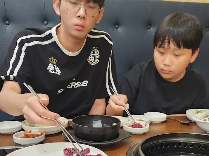 식사하는 두 명의 남성