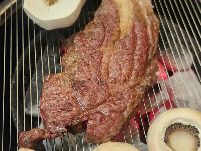 숯불 위에서 구워지는 소고기