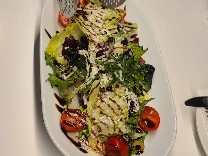 신선한 채소와 토마토, 치즈가 올라간 샐러드