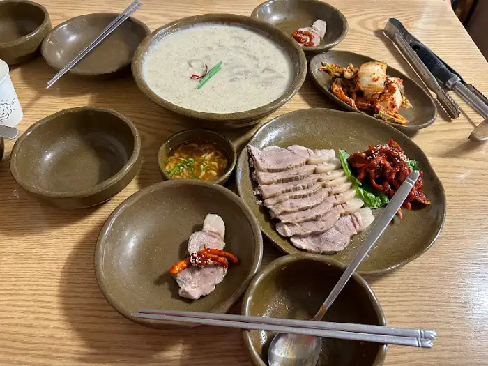 들깨칼국수와 수육, 보리밥 상차림