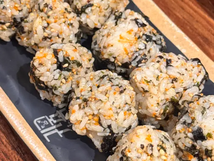 정성스럽게 뭉쳐진 주먹밥