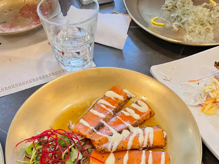 맛있게 구워진 연어 스테이크