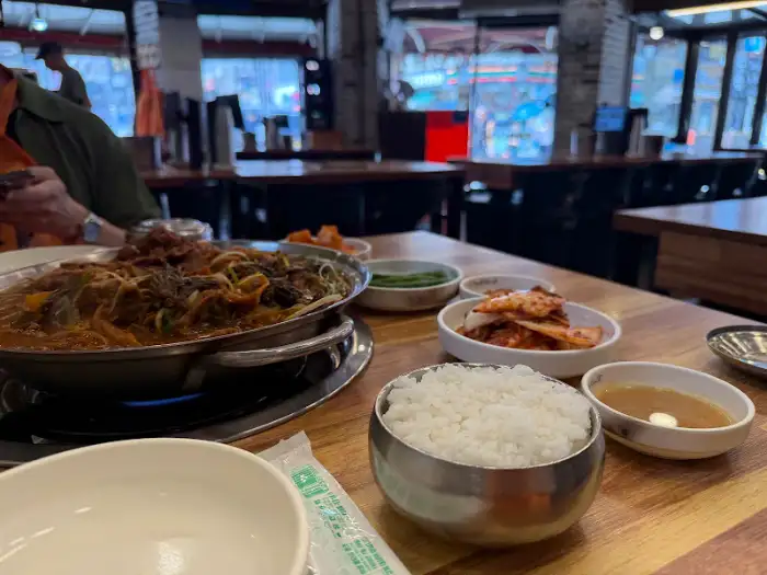 테이블에 차려진 감자탕과 밥, 반찬