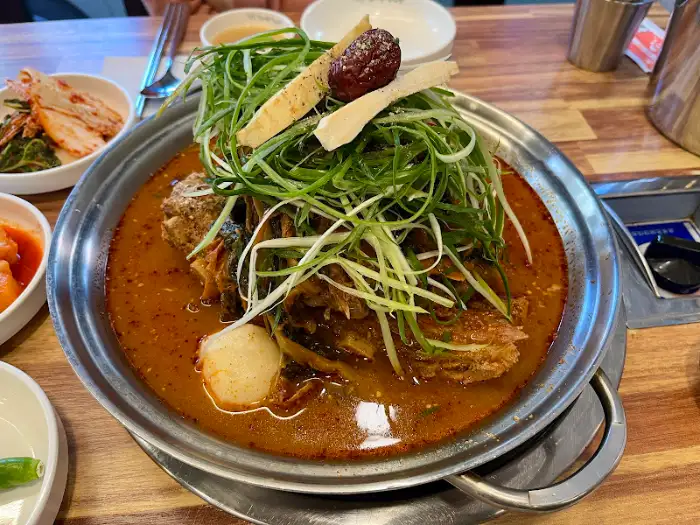 푸짐한 감자탕 위로 겹겹이 쌓인 채소
