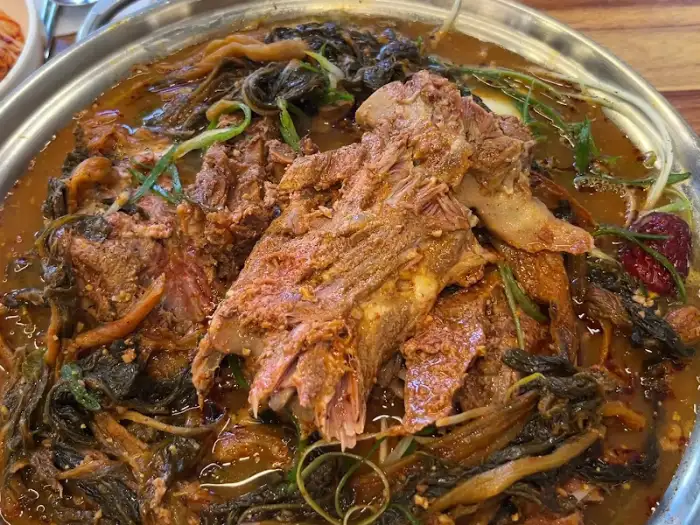감자탕 내부의 푸짐한 고기와 시래기
