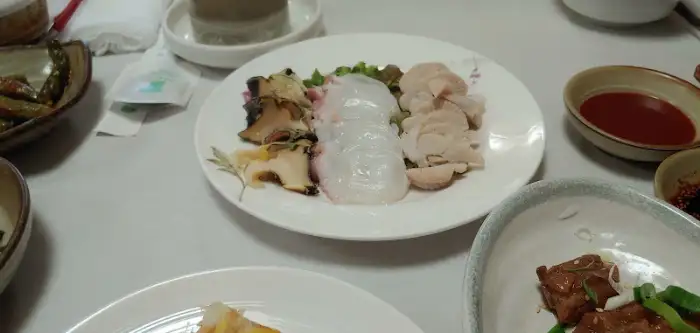 정갈하게 차려진 한정식 반찬