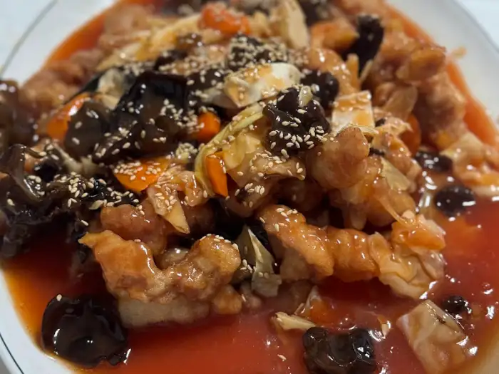 푸짐하게 담긴 탕수육 단면