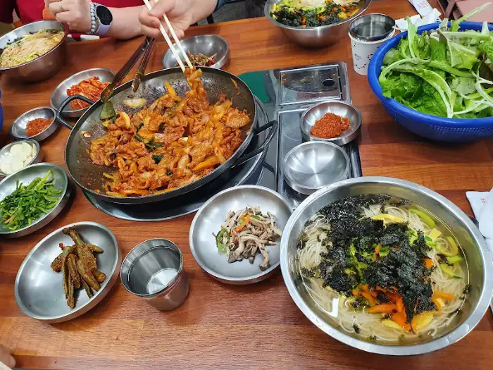 다양한 반찬들이 차려진 식탁