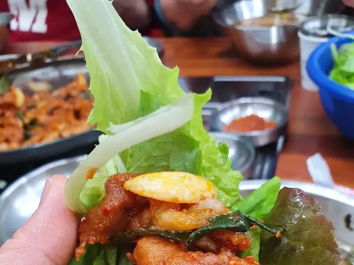 쌈을 싸서 먹는 모습