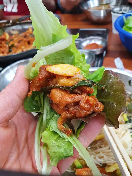 정성스럽게 싼 쌈의 클로즈업