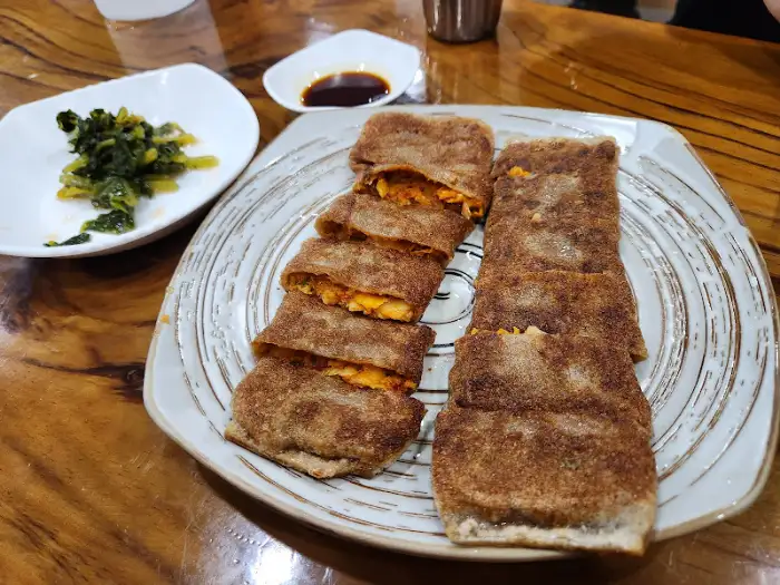 플레이팅된 메밀전병과 곁들임 반찬