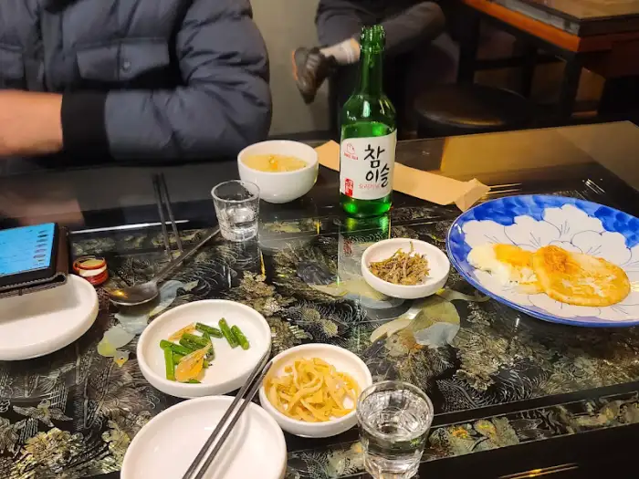 테이블 세팅과 술병