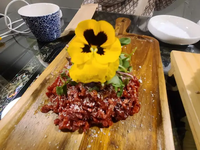 노란색 꽃이 장식된 육회