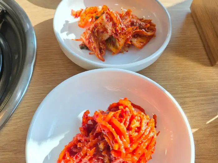 밑반찬으로 나온 무생채와 김치 사진