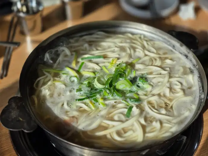 끓고 있는 칼국수 사진