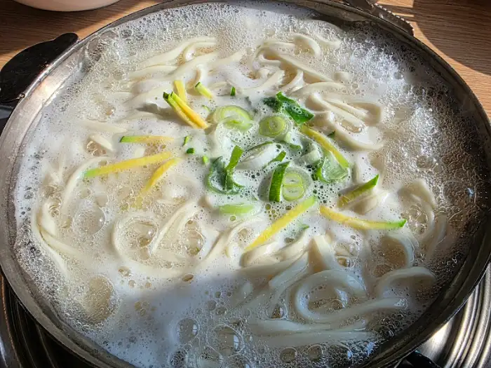 면발과 국물이 보이는 칼국수 클로즈업 사진