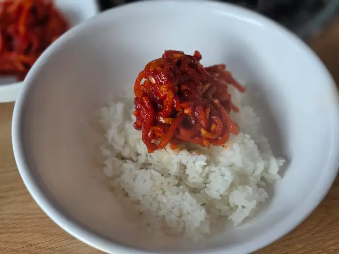 밥 위에 무생채가 올라간 사진
