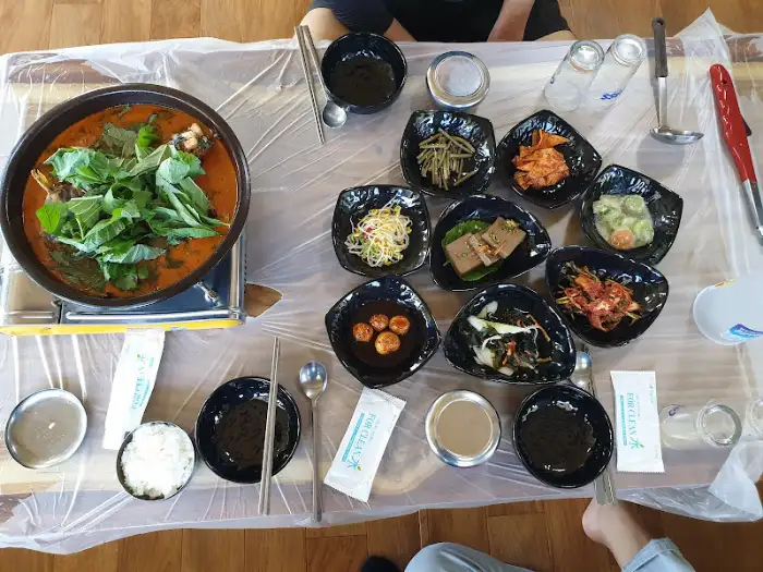 푸짐하게 차려진 닭볶음탕과 밑반찬 사진