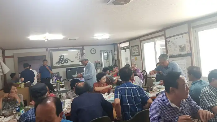 식당 내부의 사람들 모습 사진
