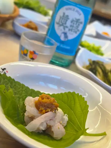 깻잎 위에 올려진 하모회 한 점