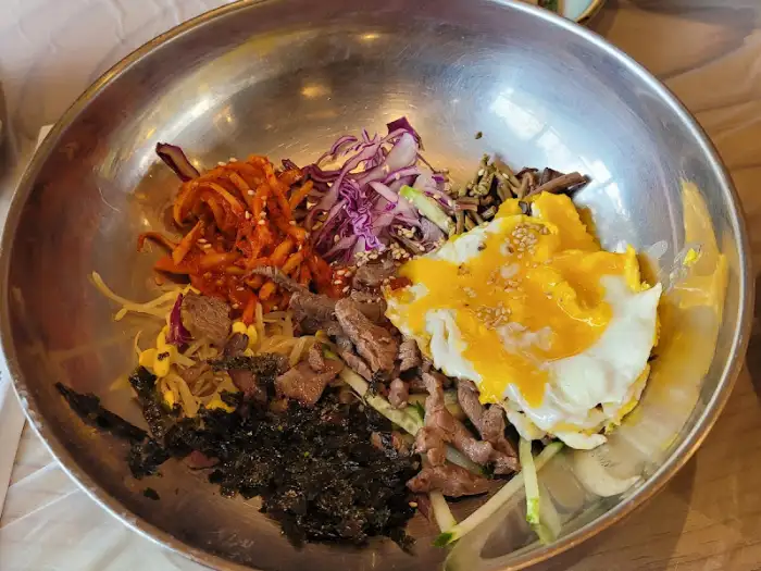 계란 프라이가 올라간 육회비빔밥