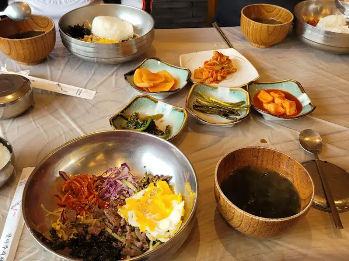 테이블 세팅과 반찬들