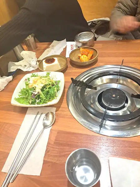식탁 위 밑반찬과 앞접시