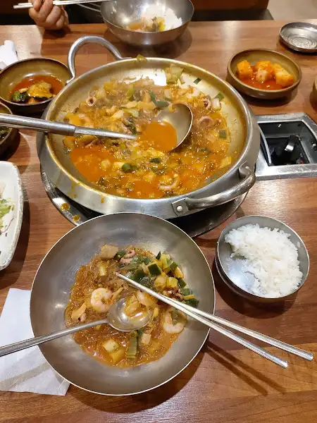 해물찜을 앞접시에 덜어낸 모습