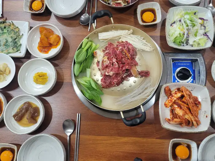 다양한 반찬과 메인 요리가 차려진 테이블 전경