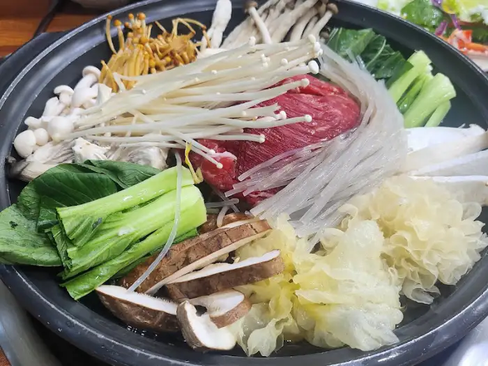 익혀지고 있는 전골의 클로즈업 샷