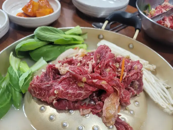 먹음직스럽게 차려진 불고기버섯전골