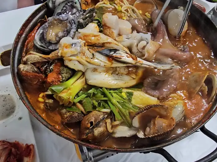 해물찜 속 다양한 해산물