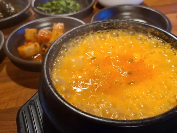 팔팔 끓고 있는 순두부찌개 모습