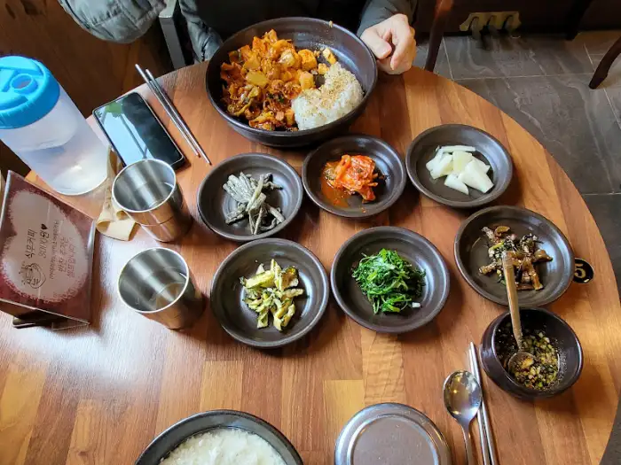 테이블에 차려진 전체 식사 모습, 밥과 여러 반찬, 메인 요리까지 풍성합니다.
