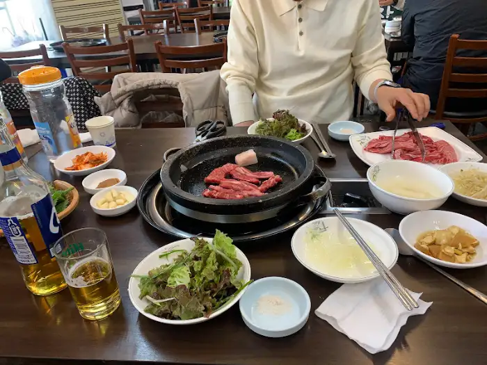 테이블에 차려진 소고기 구이와 밑반찬