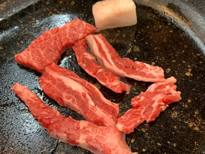 테이블 위에 놓인 신선한 소고기 조각들