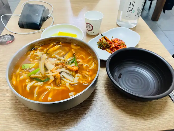 물총조개 칼국수와 곁들임 반찬