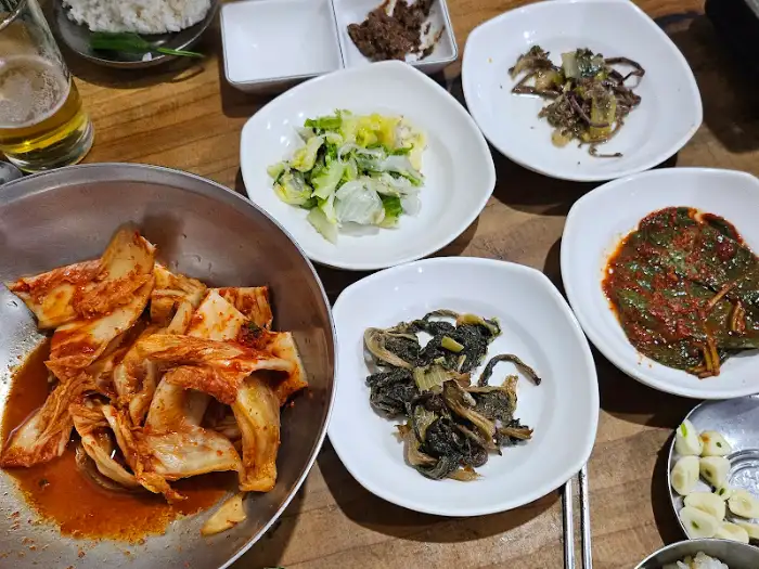 다양한 반찬이 차려진 테이블