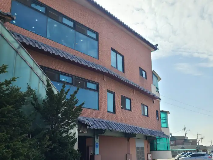 건물 외벽과 창문의 모습.