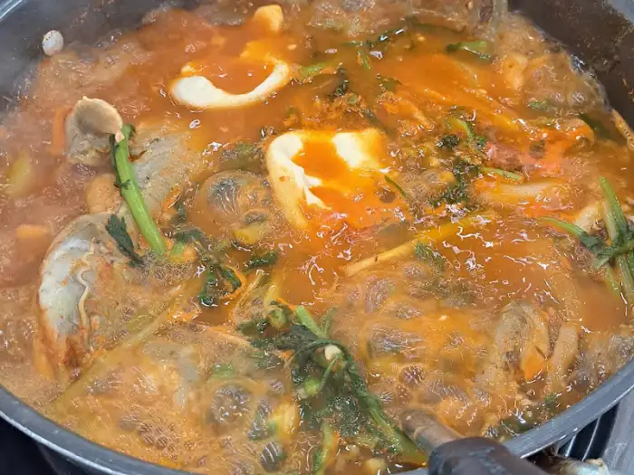 메기매운탕의 근접 사진.