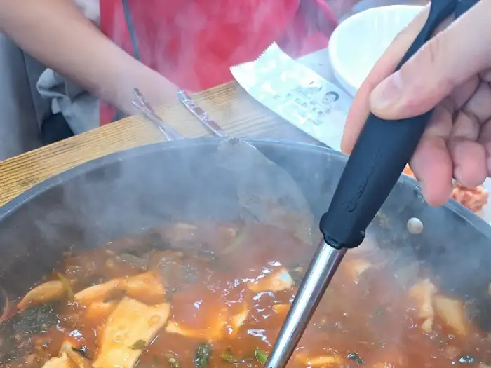 수제비 사리를 떠넣는 모습.