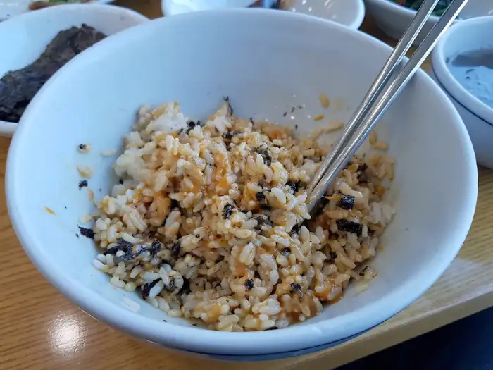 앙장구밥을 비비고 있는 모습