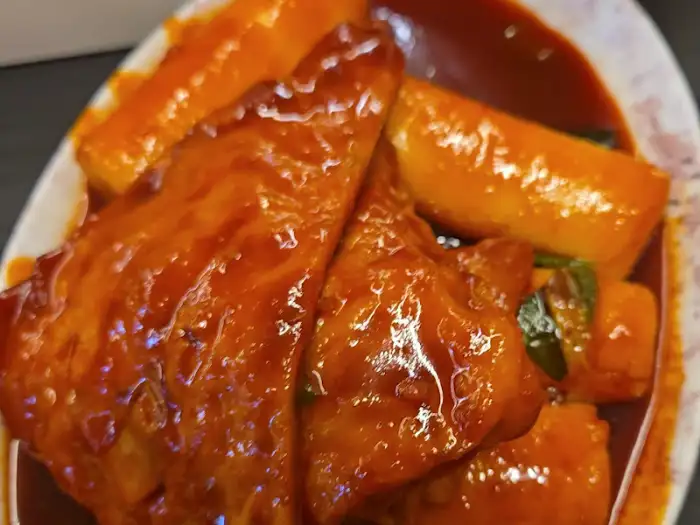 떡볶이 떡과 튀김의 클로즈업