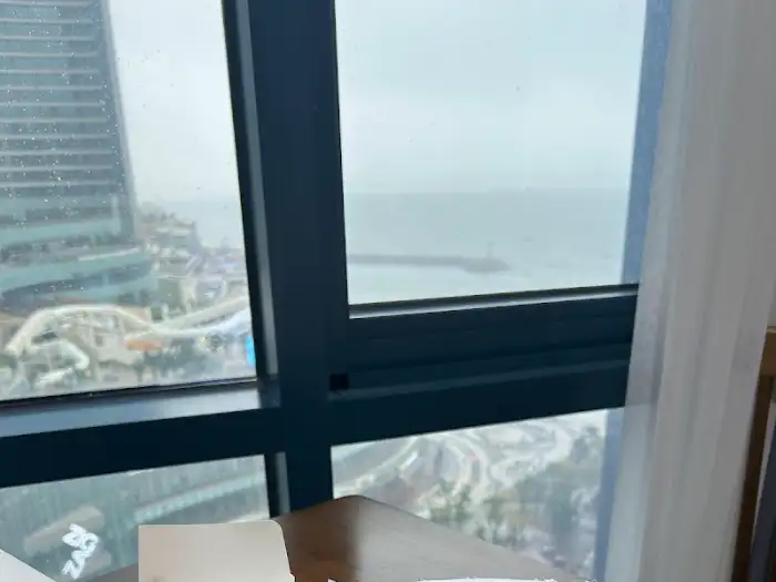 창밖으로 보이는 해운대 바다 풍경